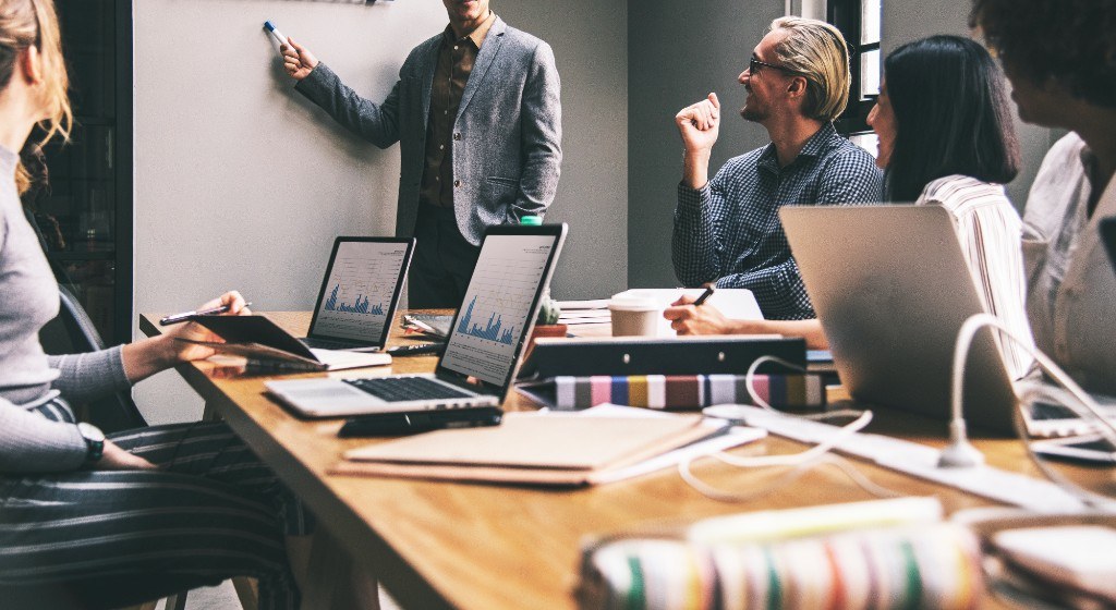 Équipe en session de travail autour d’un projet métier